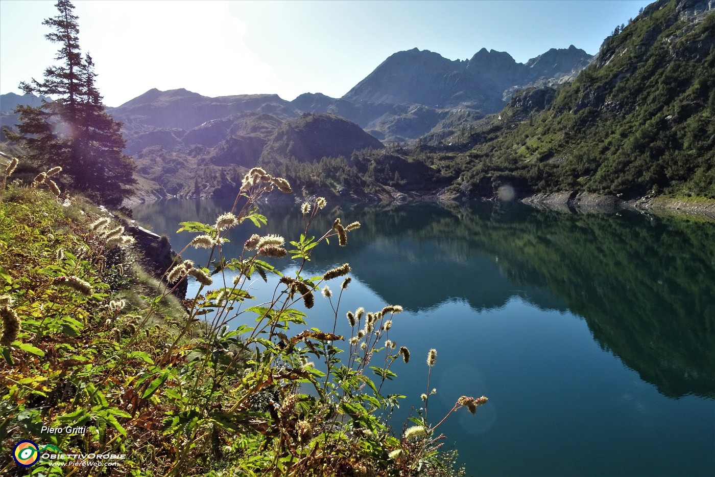 09 Nel Lago di Fregabolgia si specchia il Madonnino .JPG